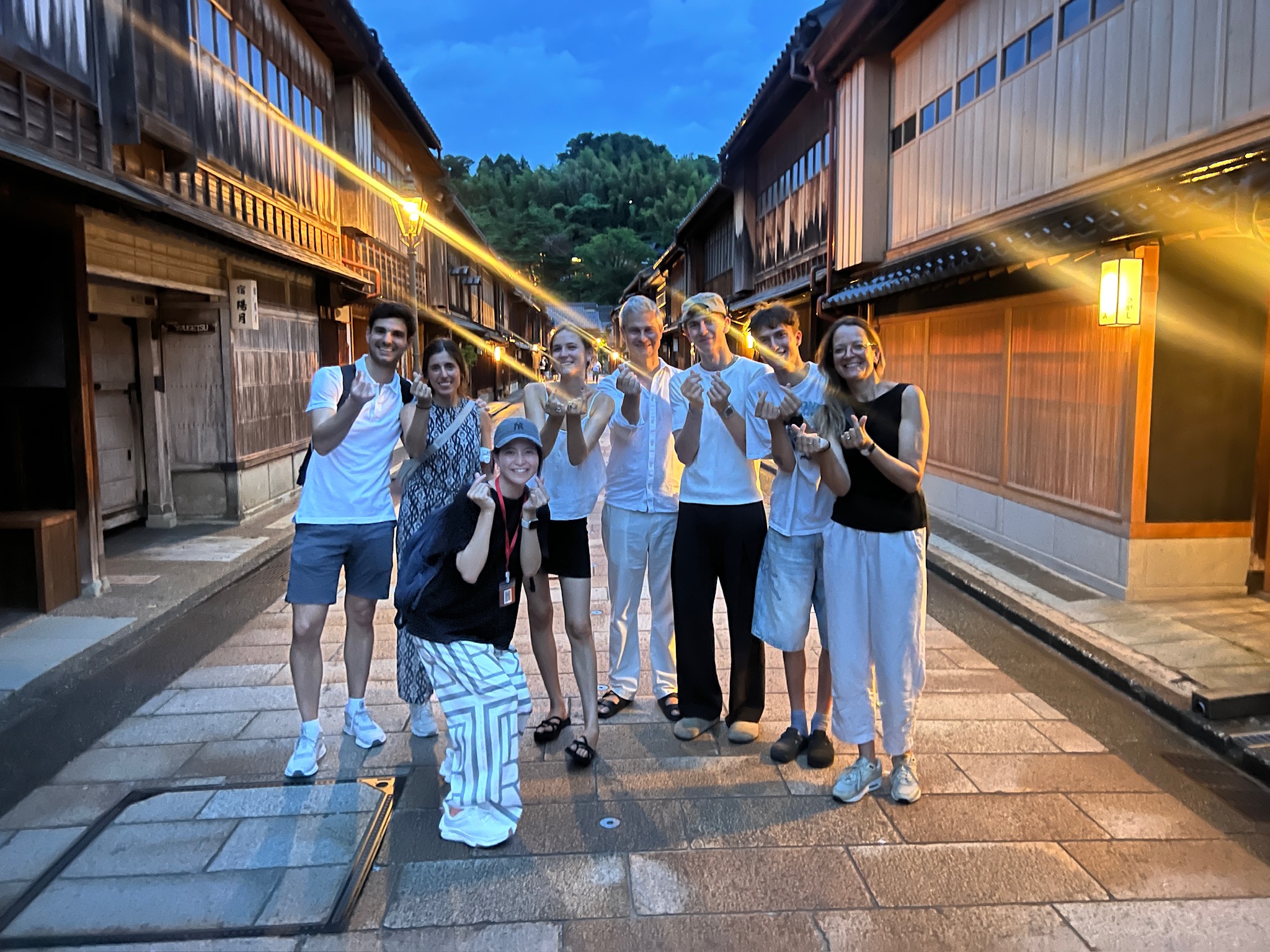 金沢城でゲストを案内するAmazing Tour Japanのガイド