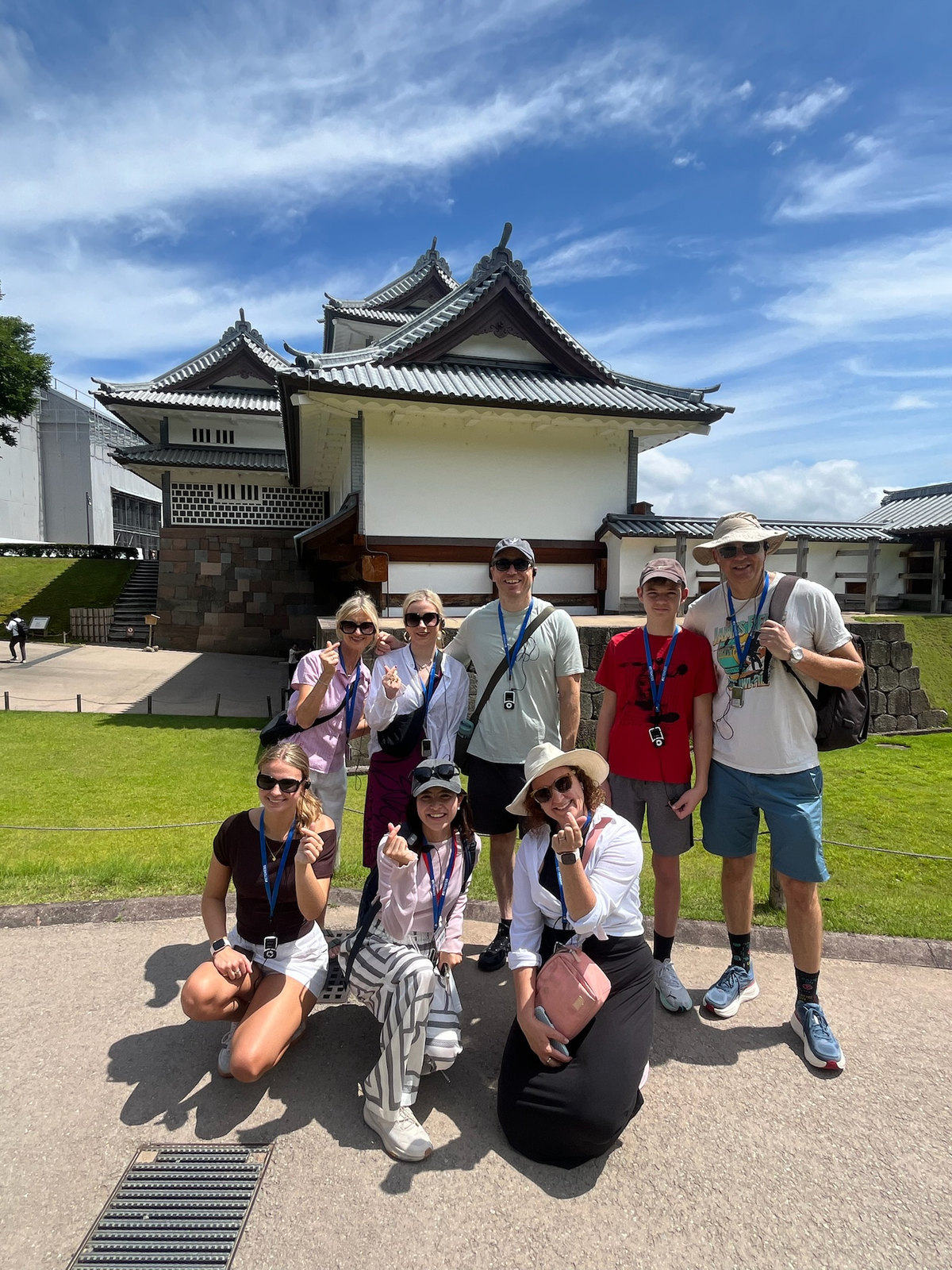 金沢城でAmazing Tour Japanのツアーに参加する外国人ゲスト