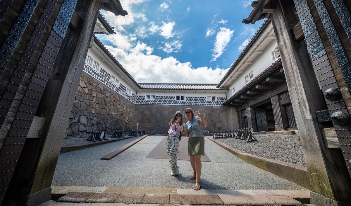 Amazing Tour Japanのガイドが金沢でツアーを運営する現場