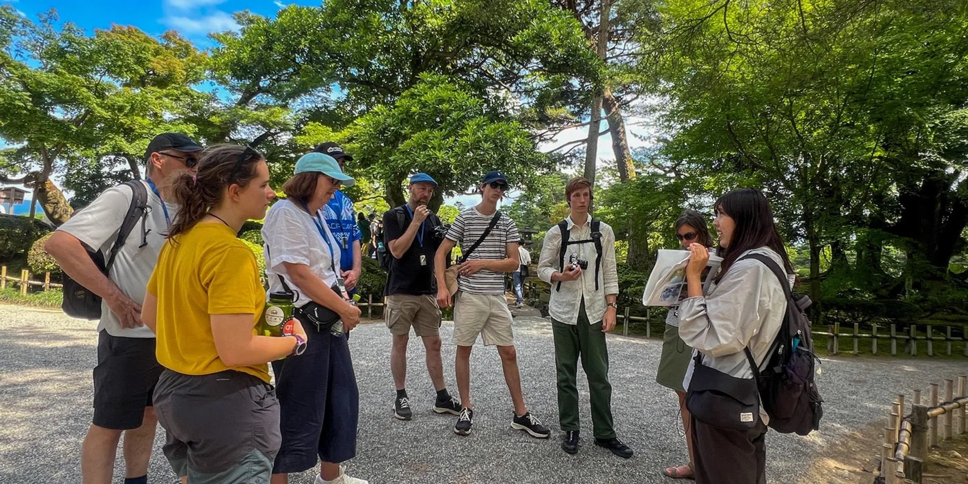 Amazing Tour Japanのガイドが金沢で外国人ゲストを案内する様子