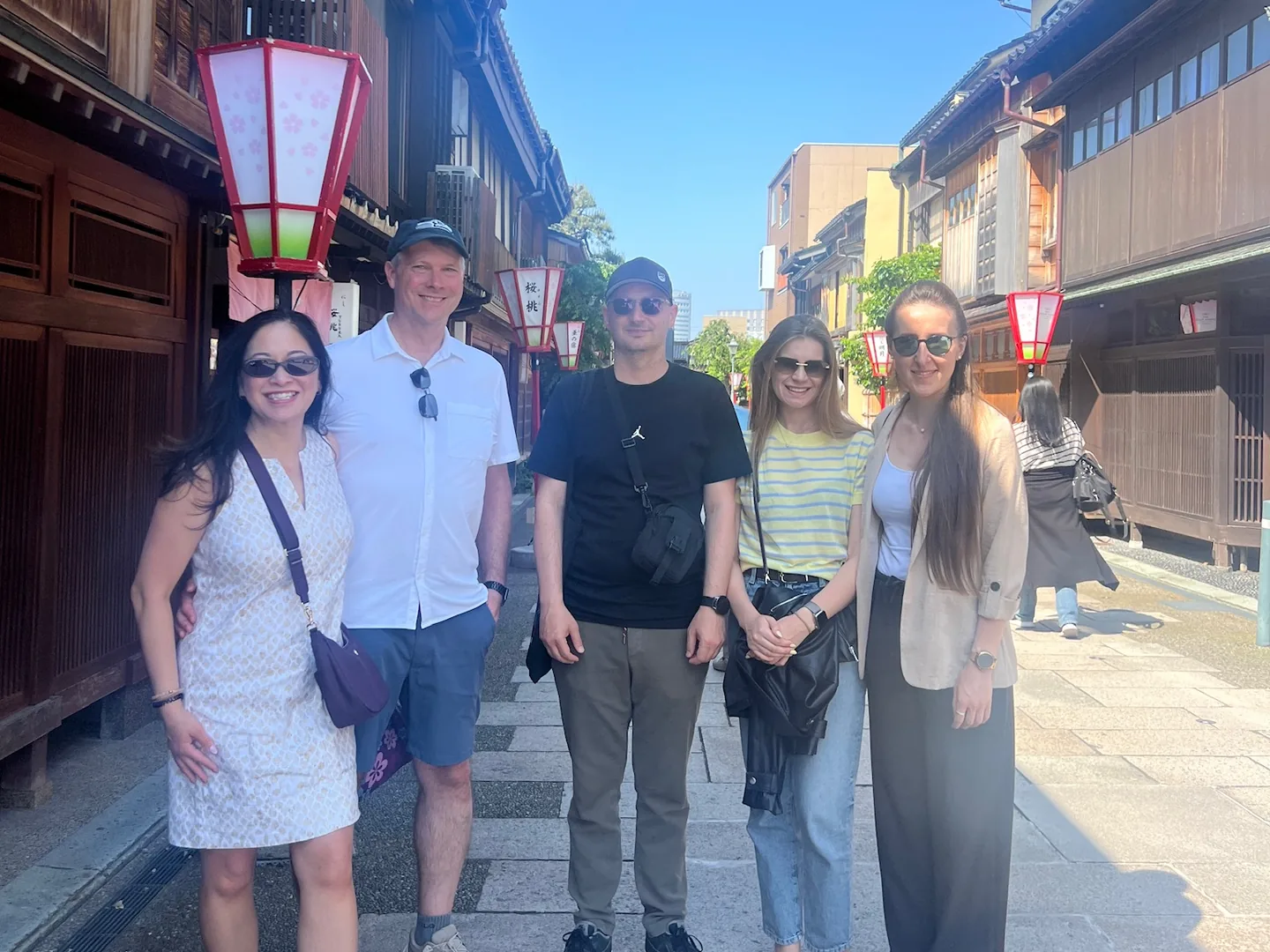 Grupo internacional durante un paseo guiado por Higashi Chaya en Kanazawa