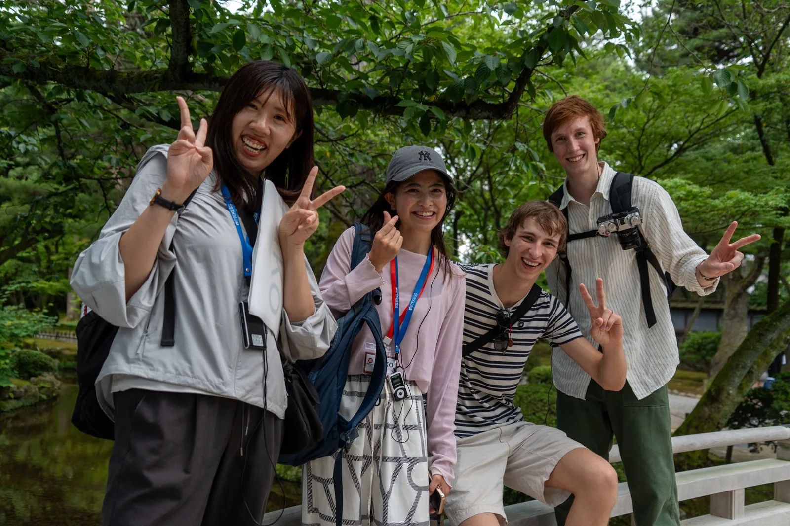 Guías locales de Amazing Tour Japan junto a viajeros internacionales en Kanazawa