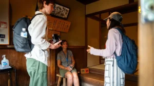 Guía local de Amazing Tour Japan explicando la cultura de Kanazawa a dos viajeros