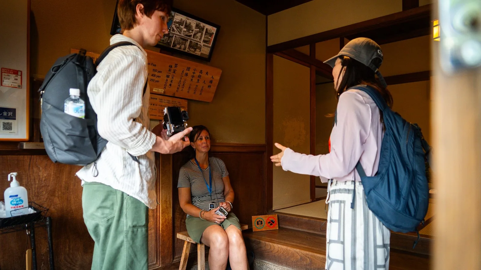 Guía local de Amazing Tour Japan explicando la cultura de Kanazawa a dos viajeros