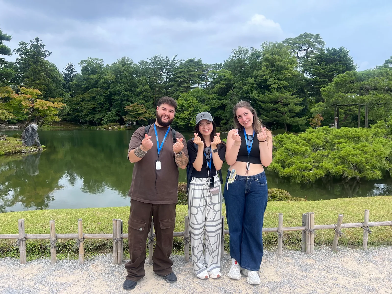 Guía local de Amazing Tour Japan con dos viajeros en el Jardín Kenrokuen