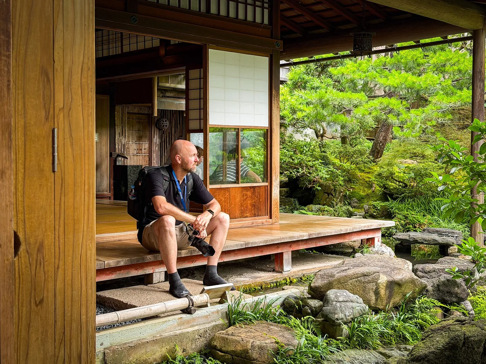 Viajero contemplando un jardín tradicional en una residencia samurái de Kanazawa