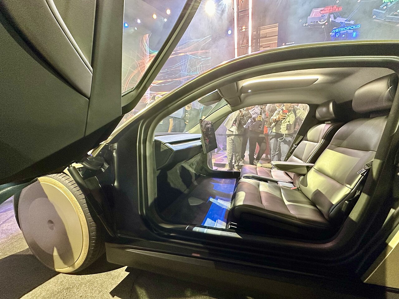 ハンドルとペダルのないTesla Cybercabの実車内装