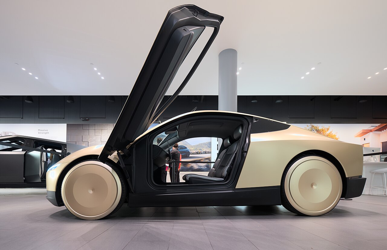 ドアを開いたTesla Cybercabの実車側面