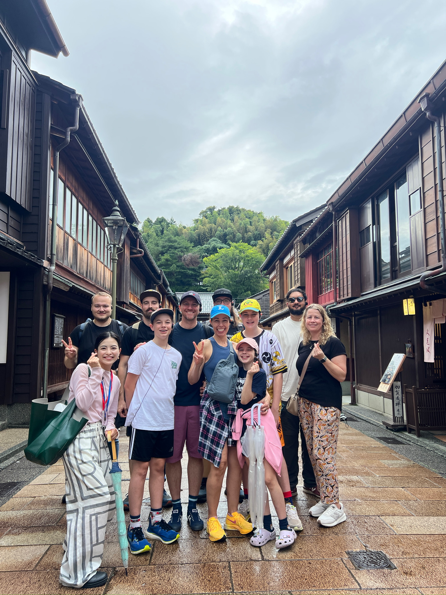 Amazing Tour Japanのガイドと海外からのゲストが金沢のひがし茶屋街を歩いたツアー後の集合写真